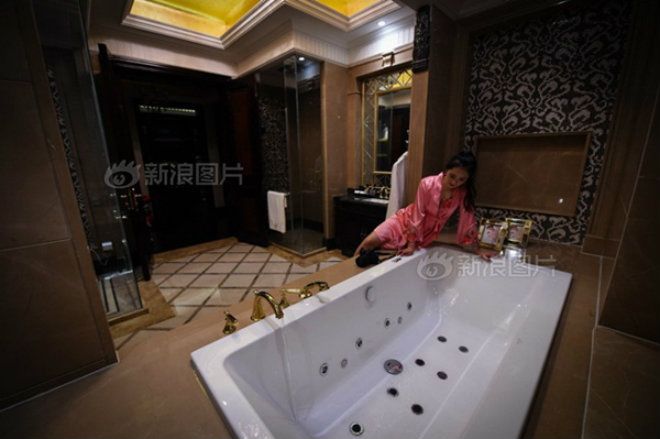 Trong ảnh là Tần Mai đang cẩn thận kiểm tra xem mất bao lâu thì có nước nóng. ' Chưa đến 3s đã có nước nóng', Tần Mai vừa lòng nhận xét.