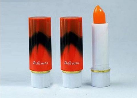 Gọi là son gió bởi vì càng ra gió, màu son sẽ càng đậm hơn, chính vì thế loại son này bám màu rất lâu. Ai mà không rõ, đánh son đậm ngay từ đầu thì sẽ rất dễ thành 'thảm họa make up' với đôi môi đỏ chót !