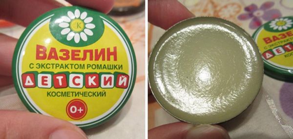 Đến mùa đông thì không thể thiếu món này: sáp nẻ Liên Xô. Đây là thứ mỹ phẩm được quý hơn vàng, đặc biệt trong những ngày đông hanh khô ở miền Bắc. Tác dụng thì rất đơn giản: dưỡng da, chống nẻ, và hiệu quả thì khỏi phải bàn. Có điều trong thời kỳ khó khăn ngày xưa thì sáp nẻ Liên Xô không phải thứ dễ kiếm.