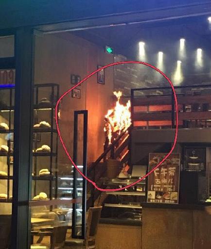 Cận cảnh Đường An Kỳ bị cháy.