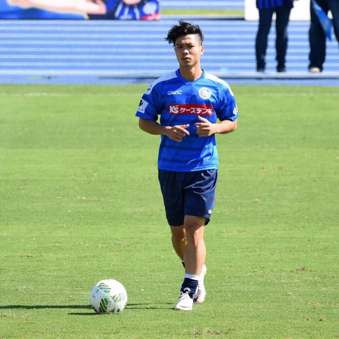 Công Phượng trên sân cỏ tập luyện.