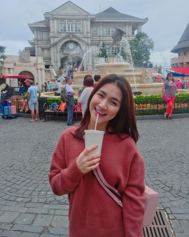 Hòa Minzy vừa có chuyến đi chơi ở Singapore.