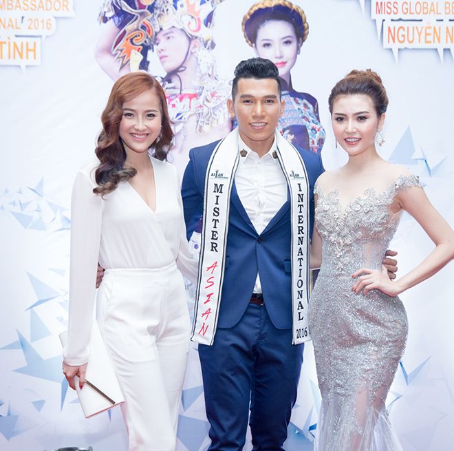 Khánh Ngân có mặt rất sớm để chúc mừng Ngọc Tình.