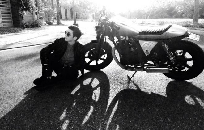 Bình An bên cạnh chiếc xe yêu thích được mua bằng cát-sê đóng phim truyền hình