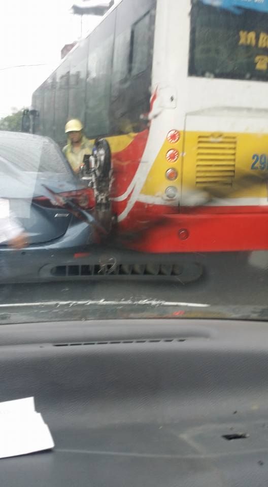 co-bon-chen-nguoi-phu-nu-mac-ket-giua-2-xe-o-to-ngay-giua-duong-29-193358