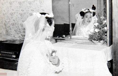 Bạn có nhận ra đây chính là cô dâu Chiều Xuân? Bức ảnh được chụp vào đám cưới của nữ diễn viên, năm 1987. Thời đó, nhan sắc của Chiều Xuân đã rất mặn mà. Lối trang điểm cũng khá cẩn thận, trau chuốt, đặc biệt là mái tóc khá ấn tượng