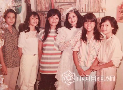 Thanh Lam trẻ trung và cuốn hút trong chiếc váy cưới. Lối trang điểm và đặc biệt là chiếc mũ cô dâu đội đầu mang hơi hướng phương Tây đem lại cho nữ ca sĩ một vẻ bề ngoài ấn tượng trong ngày cưới