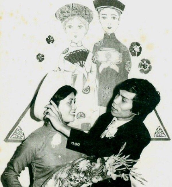 Dẫu những bức ảnh đã phai mờ do thời gian khiến chúng ta không nhìn rõ được từng đường nét trên khuôn mặt cô dâu, nhưng ai cũng có thể cảm nhận sự tươi tắn và rạng rỡ của họ trong ngày hạnh phúc. Dường như hầu hết các cô dâu đều chọn những màu son đỏ với tông đậm để giữ được vẻ tươi tắn