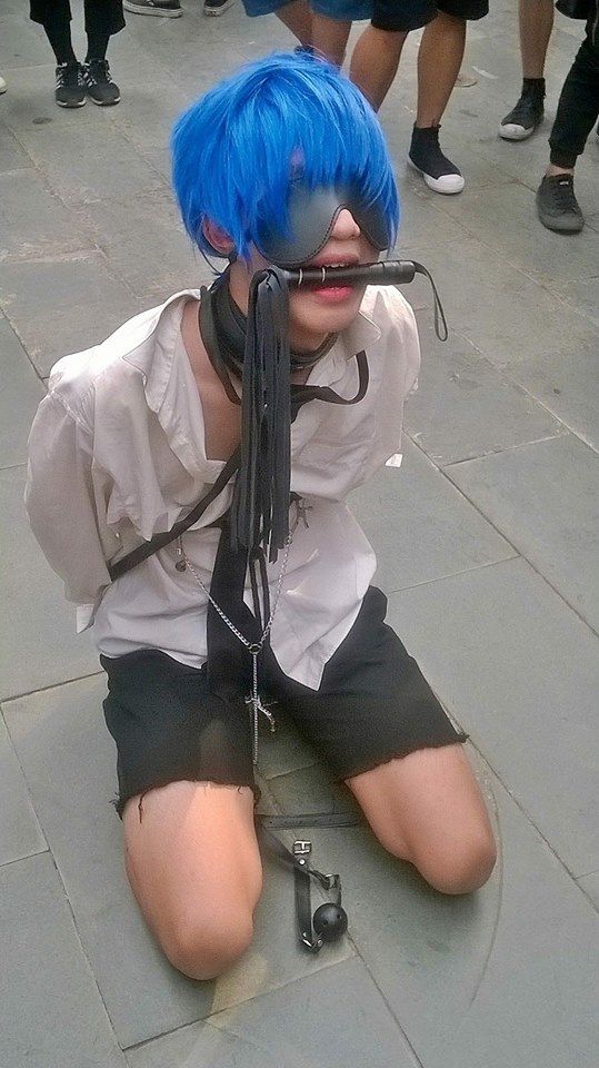 Những tư thế quằn quại và đeo lên người những dụng cụ tình dục như dây trói, roi, xích, bịt mắt… chàng trai này bị cộng đồng mạng ném đá không thương tiếc.