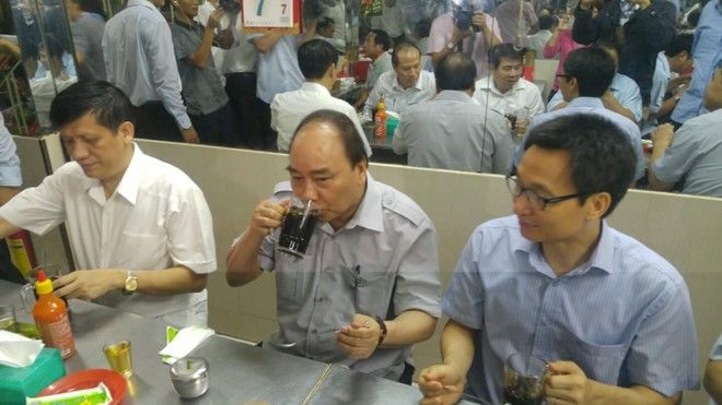 Thủ tướng Nguyễn Xuân Phúc dùng cà phê tại quán bình dân Sài Gòn. Ảnh: Người dân cung cấp.