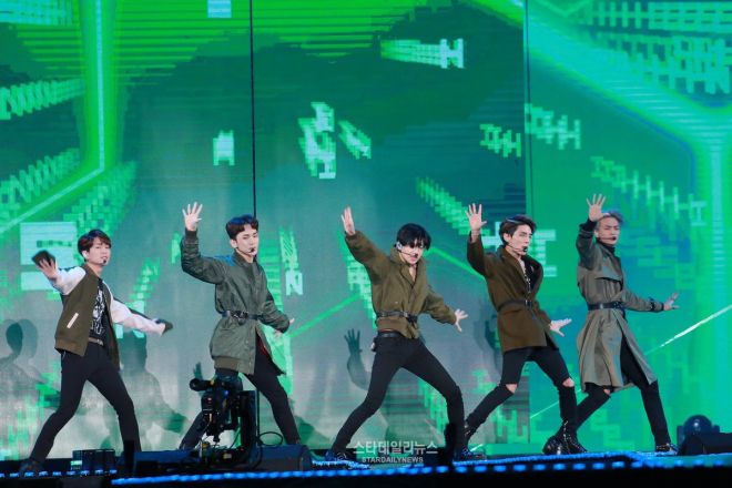 SHINee biểu diễn Lucifer, 1 of 1 và Goodbye (Taemin).