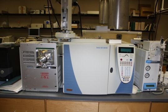 Các nhà khoa học tại phòng thí nghiệm tư nhân dùng máy sắc ký khí ghép khối phổ (máy trong ảnh) để kiểm tra mô. Máy phóng chùm electron cực mạnh vào mô để tách rời các phân tử rồi kiểm tra từng phân tử. Kết quả cho thấy mô chứa natri acetate, chất mà Marie thừa nhận với bạn thân rằng cô ta lấy trộm ở phòng thí nghiệm hóa học của trường.