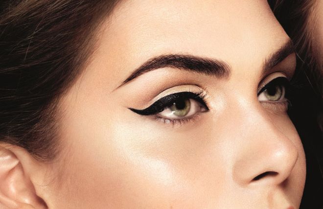 Eyeliner gam đen truyền thống vẫn luôn được coi là kẻ mắt an toàn nhất cho mọi phụ nữ - nó giúp đôi mắt sâu và rộng hơn. Đồng thời, màu đen dễ kết hợp với mascara và nhiều tông màu mắt khác.