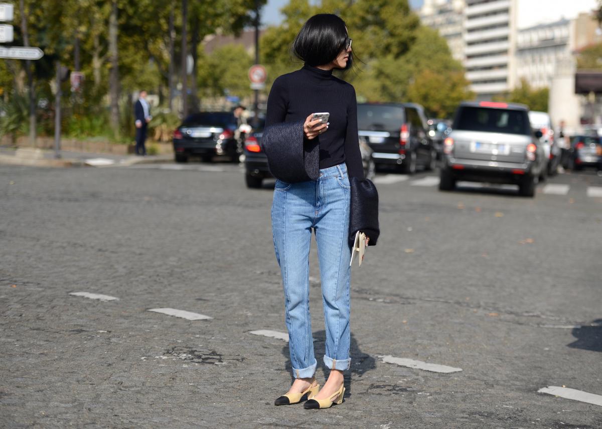 thestreetmuse_womenswear_fashion_streetstyle_photography_by_melaniegalea_in_paris_with_muse_yoyocao_in_chanel_shoes_celine_top_charlotteolympia_clutch_sandro_denimjeans-20151118441503