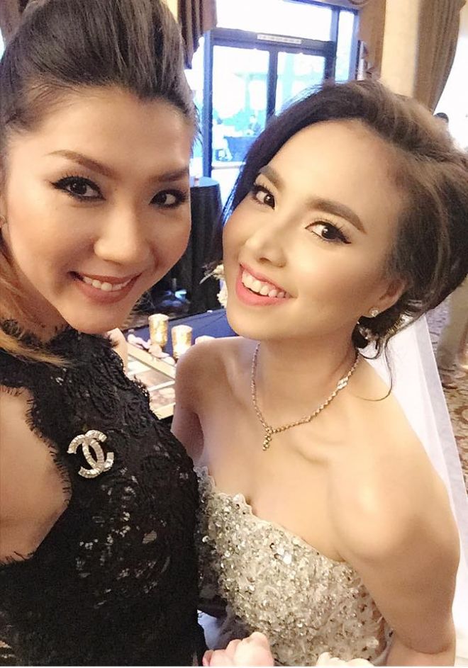 Hai người đẹp đọ sắc bên nhau.