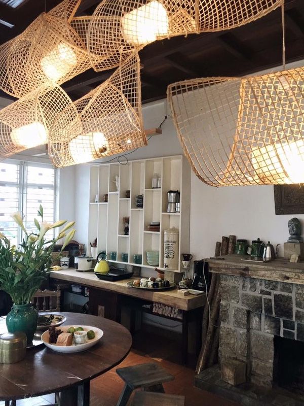 Khu pha chế với đồ dùng và những đồ dùng xinh xinh.