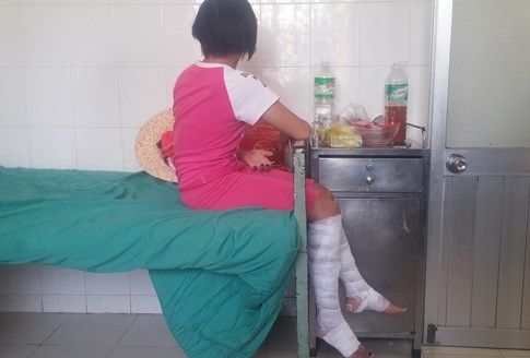 T. đang được điều trị tại Bệnh viện đa khoa Ninh Hòa. Ảnh: Nguyễn Chung