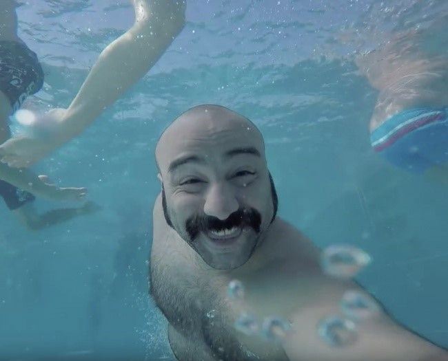 Người đàn ông vô tư tạo dáng trước ống kính mà không biết điều gì sắp xảy ra với đầu mình.