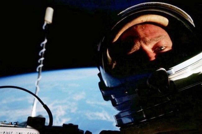 Bức ảnh selfie đầu tiên tại Mặt Trăng do nhà phi hành gia Buzz Aldrin thực hiện.