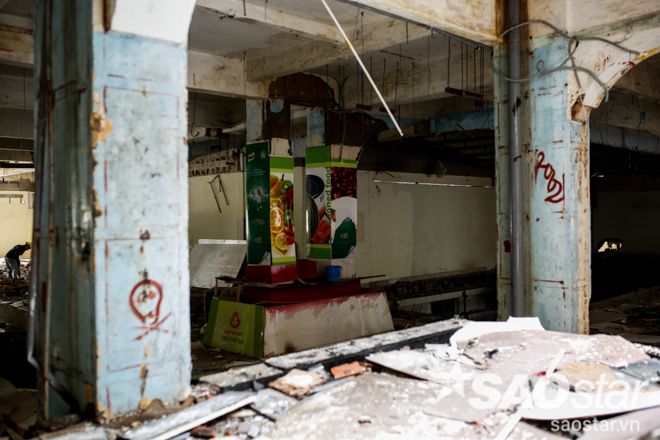 Có thể thấy, bên trong công trình còn khá ngổn ngang.