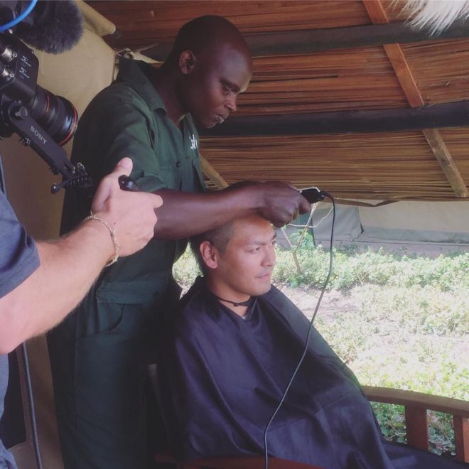 Hình ảnh Phan Anh cạo đầu để kêu gọi mọi người bảo vệ động vật hoang dã.