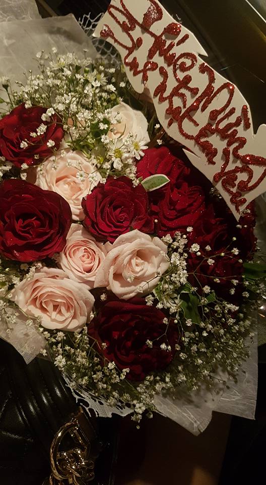 Dòng chữ "Chúc mừng sinh nhật em yêu" khiến fan vô cùng phấn khích.