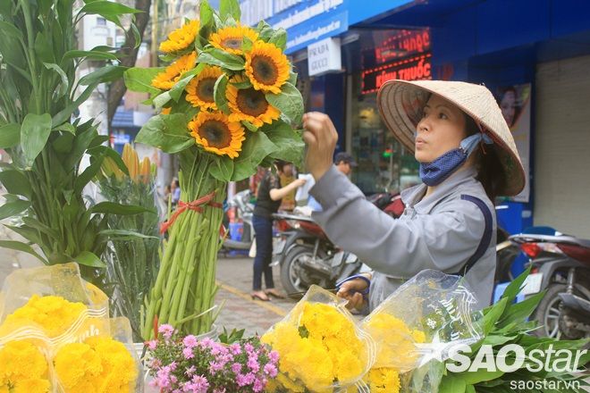 Người Hà Nội mua hoa hướng dương để tạo không khí ấm cúng trong những ngày lạnh.