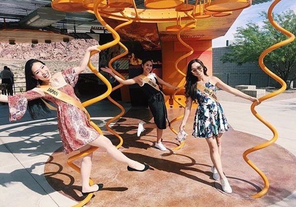 Nguyễn Thị Loan nhí nhảnh bên các thí sinh.