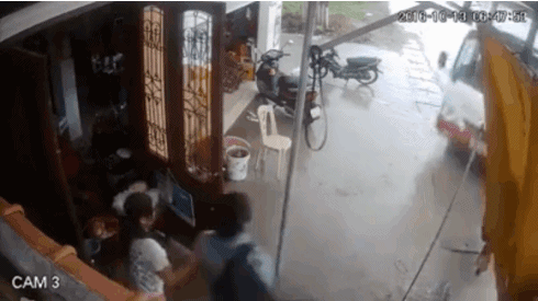 Quá nhiệt tình phục vụ, xe ô tô khách lao thẳng vào nhà đón 'thượng đế' Ảnh 2