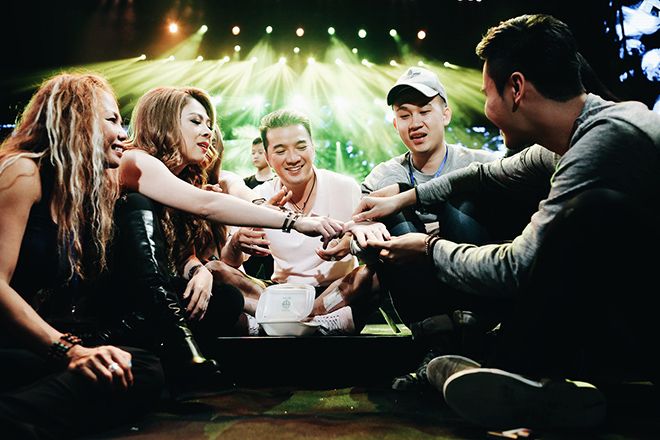 Bất ngờ khoe nhẫn kim cương với mọi người...