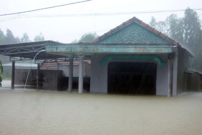 Công tác cứu hộ cứu nạn ở những địa phương này gặp nhiều khó khăn do giao thông bị chia cắt. Ảnh Đình Phong