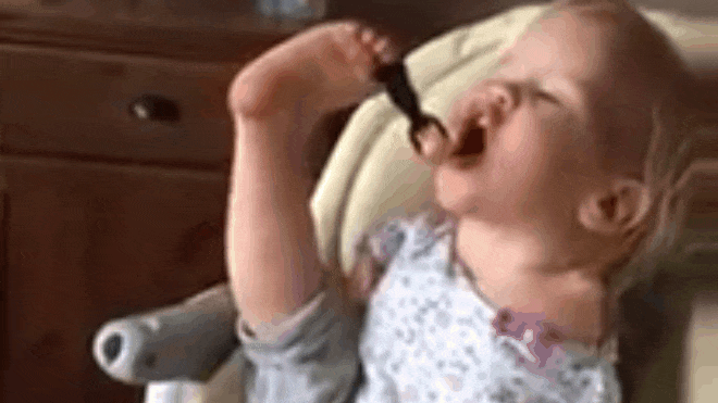 Không có tay, em bé này vẫn có thể tự chăm sóc tốt cho mình Ảnh 2