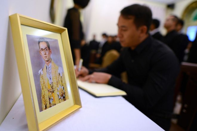 Vua Bhumibol Adulyadej được nhân dân coi là một vị thánh sống bởi những cống hiến không ngừng nghỉ của ông dành cho đất nước. Họ gọi ông bằng nhiều cái tên trìu mến nhưng không kém phần ngưỡng vọng: Vị chúa ngự phía trên chúng con, Vua của nhân dân… Sự tôn kính này không bắt nguồn từ điều gì bí ẩn hay chịu sự tác động của một thế lực nào, mà từ chính thực tế đời sống.