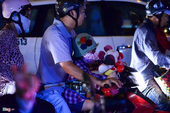 Xe máy còn tìm cách len lỏi tìm đường thoát.