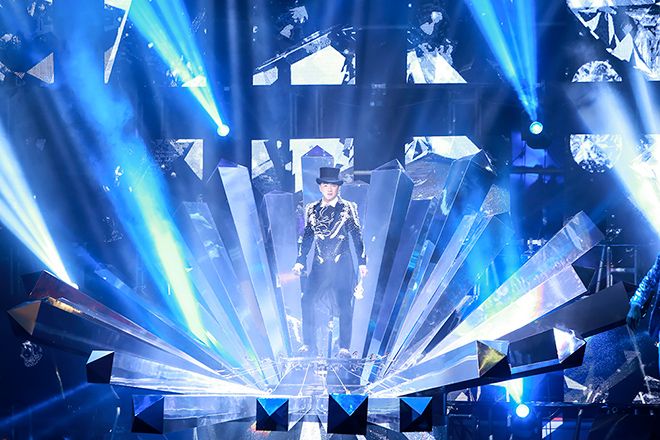 Đàm Vĩnh Hưng mở màn chương trình hoành tráng khi bước ra từ viên kim cương khổng lồ.