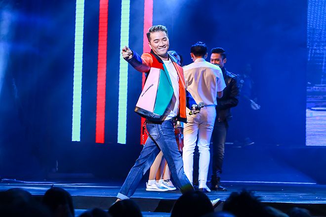 Văn hóa đường phố Âu-Mỹ ở những thập niên trước được tái hiện rõ rệt và hoành tráng trên sân khấu “Diamond Show” qua chuỗi liên khúc Touch By Touch-Hey Hello-You’re My Love, You’re My Life-Sell Control....