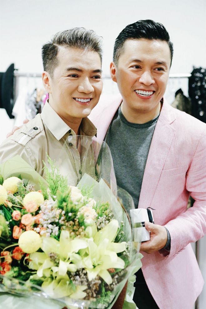 Lam Trường tới chúc mừng đàn anh Đàm Vĩnh Hưng.