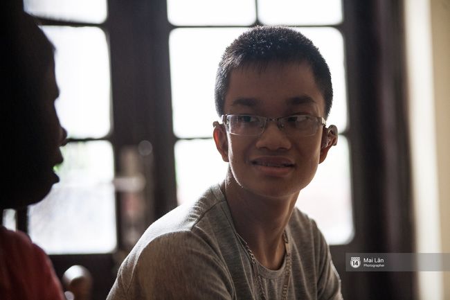 Việt có một gương mặt khá buồn và hay trầm tư suy nghĩ.