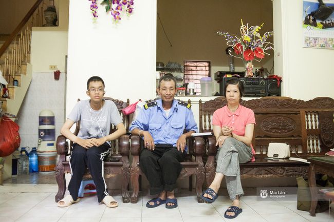 Việt ngồi cùng bố mẹ mình.