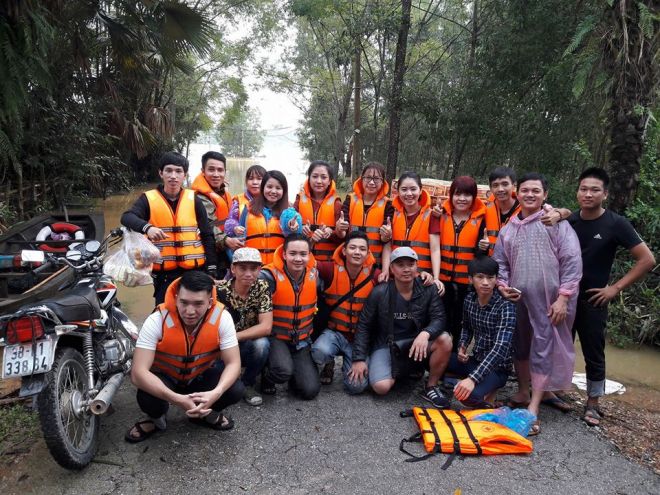 Đoàn tình nguyện chụp hình chung.