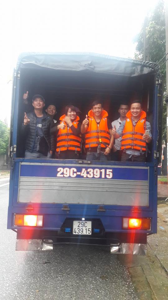 Các đoàn xe cứu trợ liên tục đổ về các vùng ngập lụt để trao quà hỗ trợ, động viên người dân.