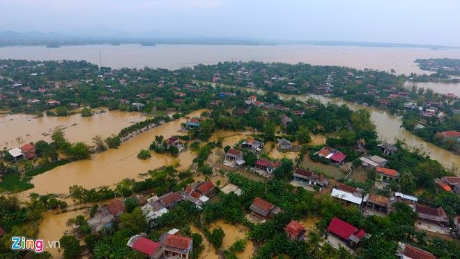 Trong ngày 17/10, nước trên sông Kiến Giang vẫn ở mức báo động 2 khiến nước trên sông Cẩm Lý chảy qua các thôn này rút rất chậm.