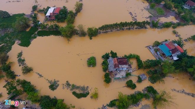 Hiện đường đi, ruộng vườn vẫn đang chìm trong biển nước. Chỉ có những ngôi nhà được tôn nền cao mới thoát khỏi cảnh ngập úng.