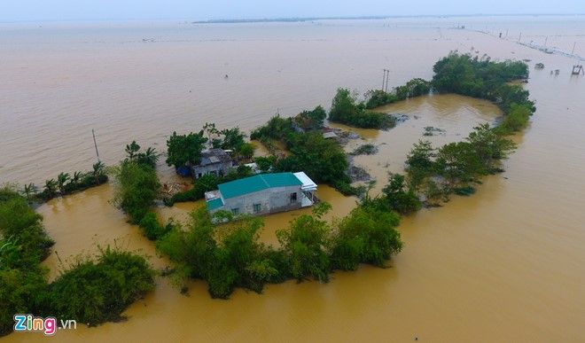 Ngôi nhà của chị Liên, chị Doát nằm chơ vơ giữa bốn bề là nước của sông Cẩm Lý và sông Kiến Giang.