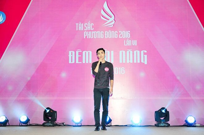 Chàng sinh viên điển trai Trần Bình Minh khoa Điện Cơ Điện Tử thể hiện bài hát “Nói làm sao hết” đầy tình cảm.