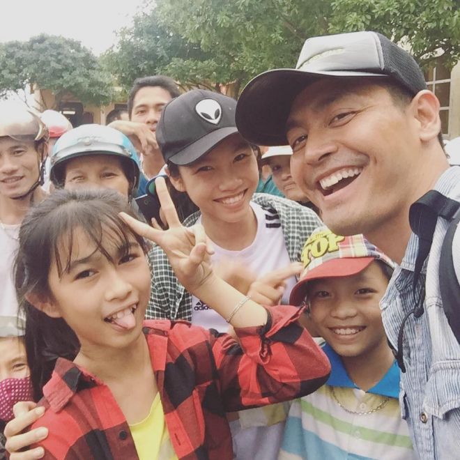 MC Phan Anh vui vẻ chụp hình trẻ em vùng lũ.