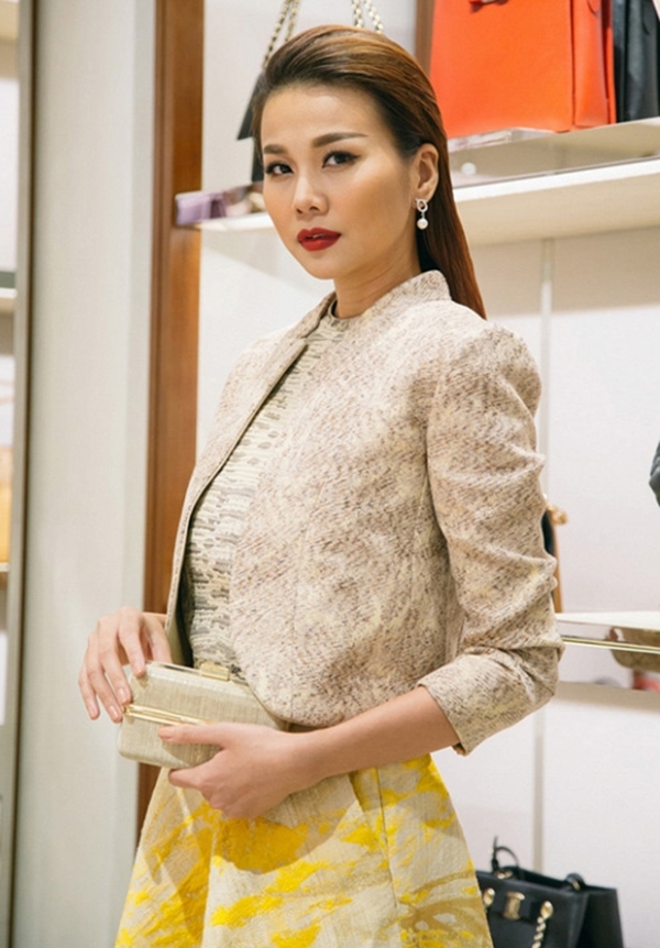 Tuy nhiên, đặc điểm “lệch chuẩn” này không hề gây trở ngại cho Thanh Hằng. Trái lại, mỹ nhân được nhiều người nhớ tới như chân dài quyền lực của làng mẫu Việt hiện nay.