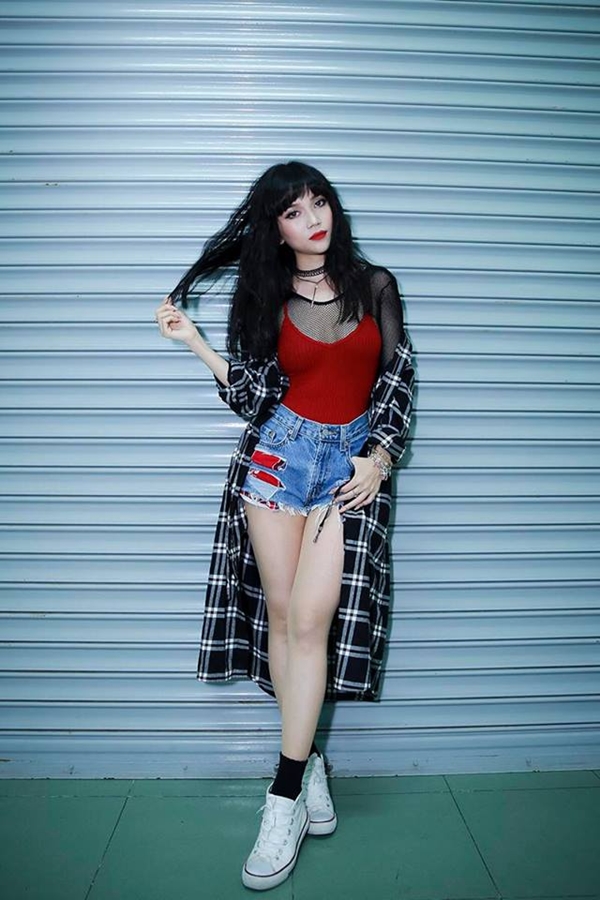 Dù không sở hữu đôi chân dài như siêu mẫu nhưng Sĩ Thanh vẫn khiến nhiều cô gái phải ghen tị với độ nóng bỏng của mình.