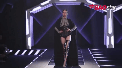 Khoảnh khắc khoe trình catwalk ngày một chuyên nghiệp của Phí Phương Anh, Lilly Nguyễn Ảnh 2