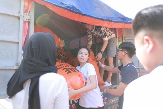 Kỳ Duyên và đoàn từ thiện mang đến 3 xe tải hàng hóa cùng 300 triệu đồng tiền mặt,